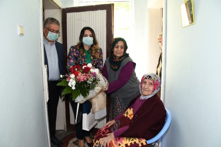 Vali Pekmez’den 103 Yaşındaki Kadına Anneler Günü Kutlaması