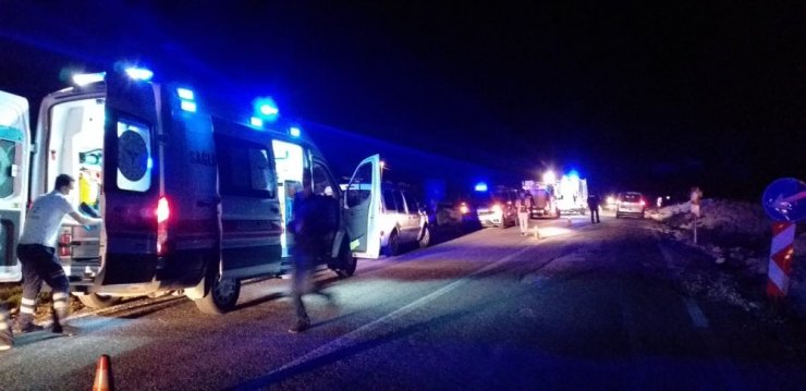 Polisten Kaçan Otomobil Şarampole Yuvarlandı: 3 Yaralı