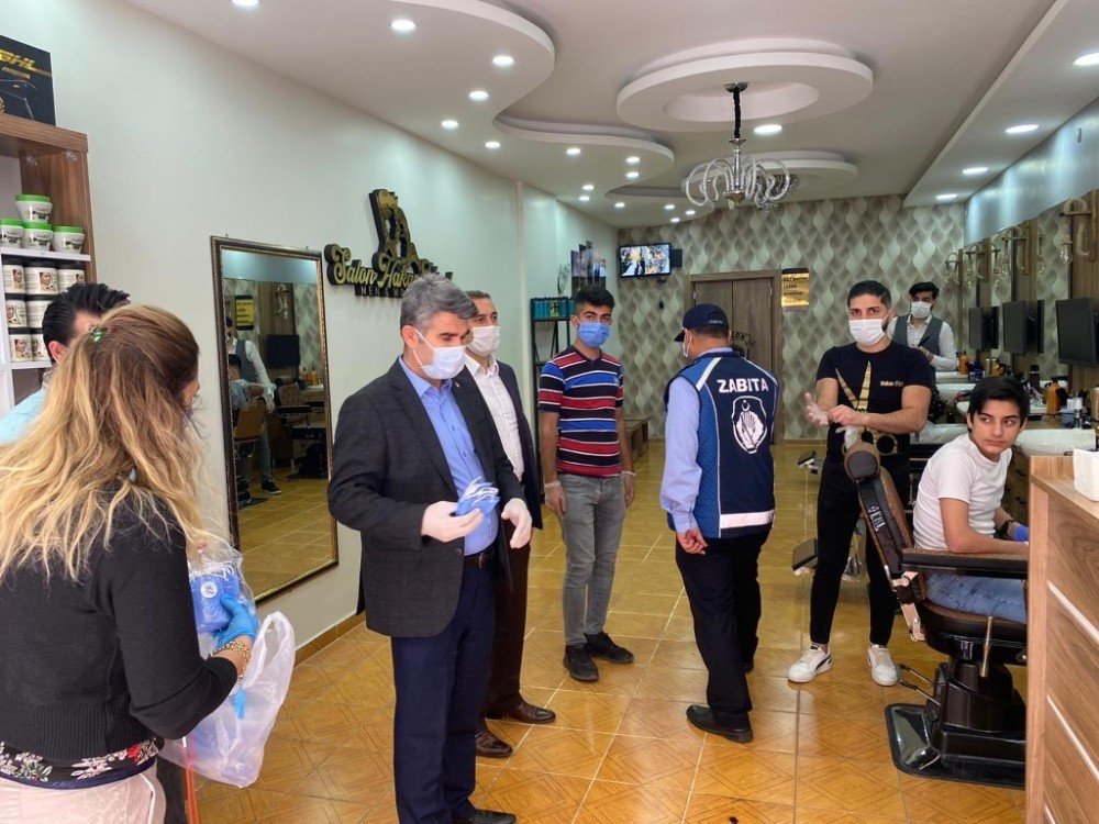 Adıyaman’da Berber Ve Kuaförlere Maske Dağıttı