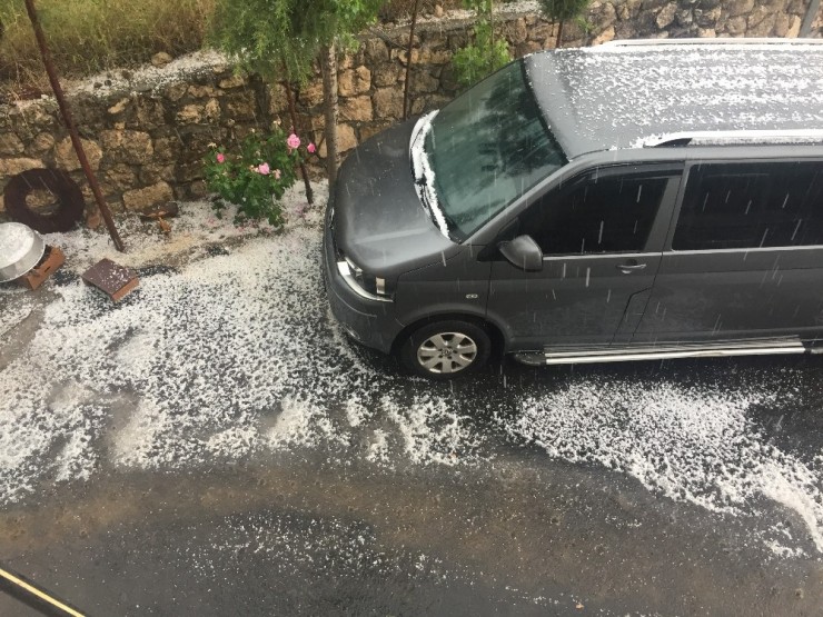 Dolu Yağışı Bahçelere Ve Ekinlere Zarar Verdi