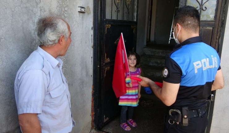 Küçük Kıza Polislerden Sürpriz