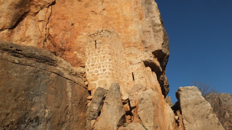 Sarp Kayalıklarda Dini Yapı