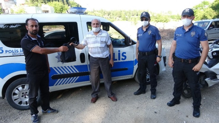 İcralık Şoför Bulduğu Çanta Dolusu Altın Ve Parayı Sahibine Teslim Etti