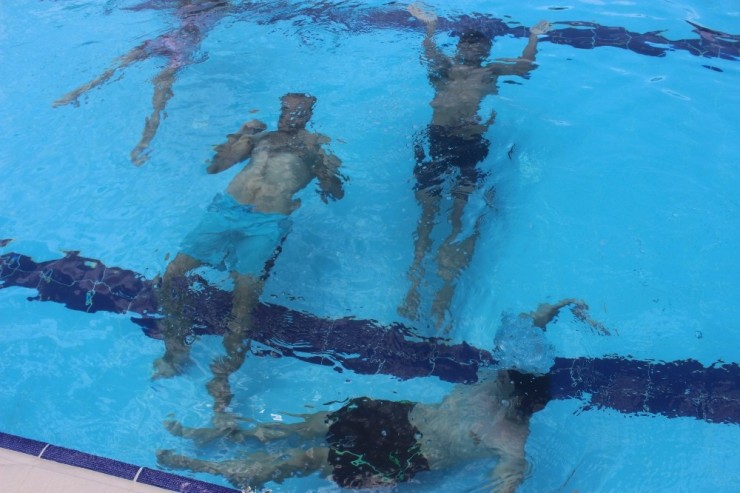 Sıcaktan Bunalan Gençler Havuzlara Koşuyor
