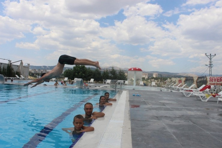Sıcaktan Bunalan Gençler Havuzlara Koşuyor