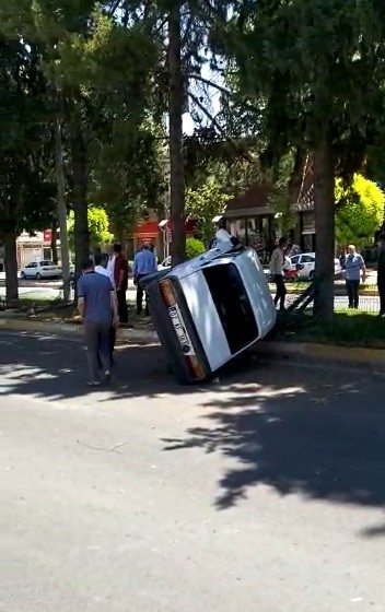 Otomobil Takla Atıp Refüje Çıktı