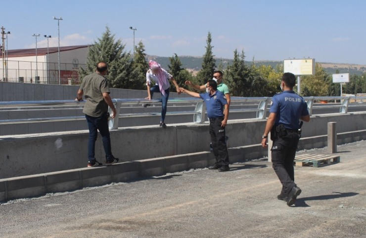 Genç Kadın, Köprülü Kavşaktan Atlamak İstedi