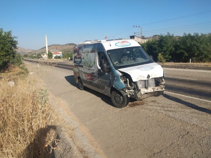 Traktöre Çarpan Minibüs Sürücüsü Yaralandı