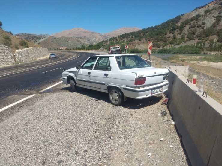 Beton Bariyerlere Çarpan Otomobil Sürücüsü Yaralandı