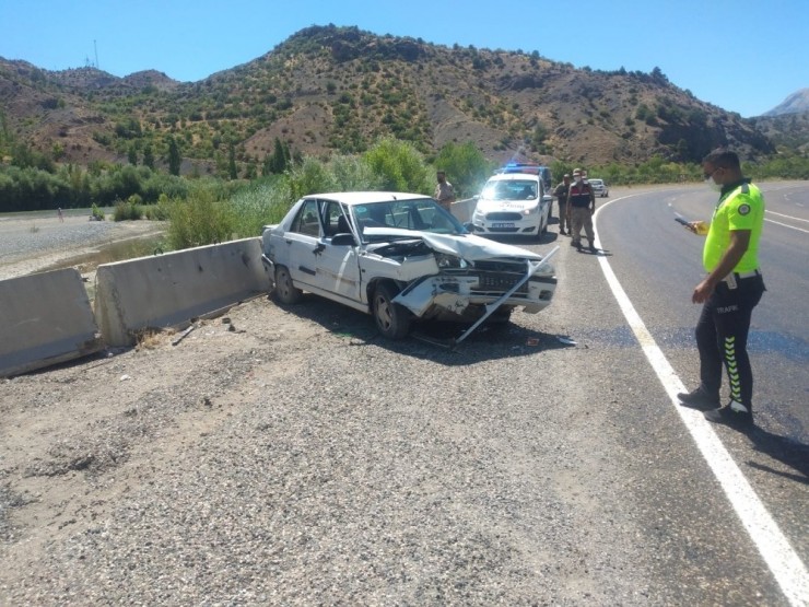 Beton Bariyerlere Çarpan Otomobil Sürücüsü Yaralandı