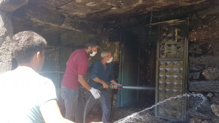 Çelikhan’daki Yangında Ev Tamamen Yandı