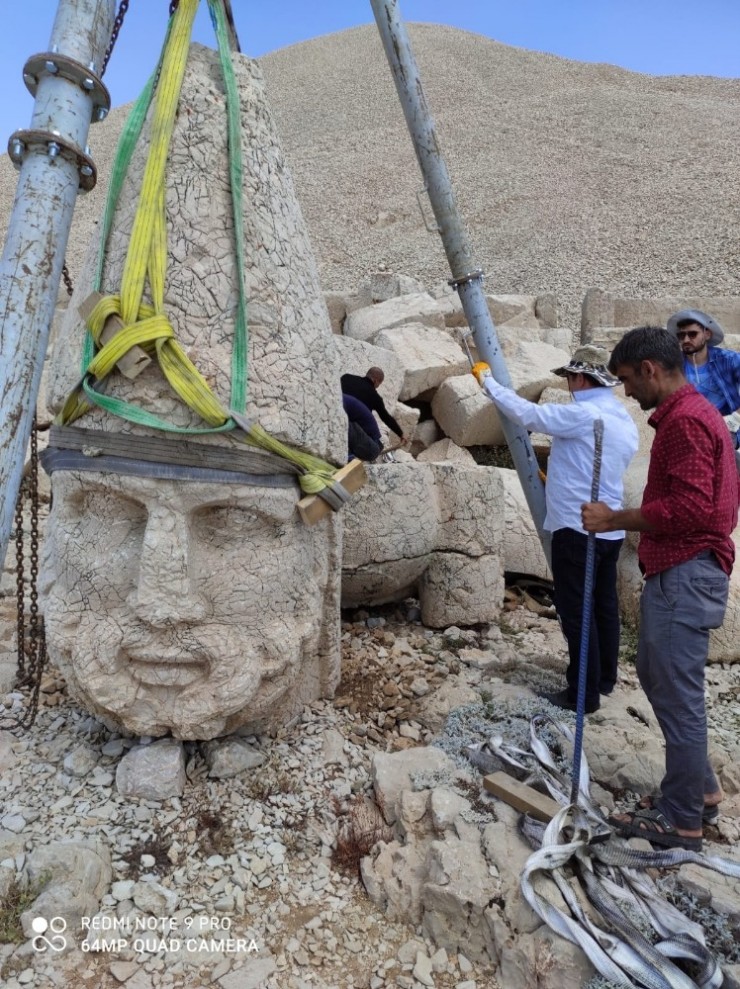 Nemrut Dağı’ndaki 2 Bin 60 Yıllık Heykel Kurtarıldı