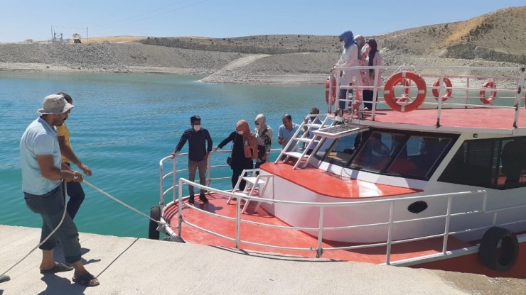 Göreve Başlayan Öğretmenlere Tekneyle Samsat Tanıtıldı