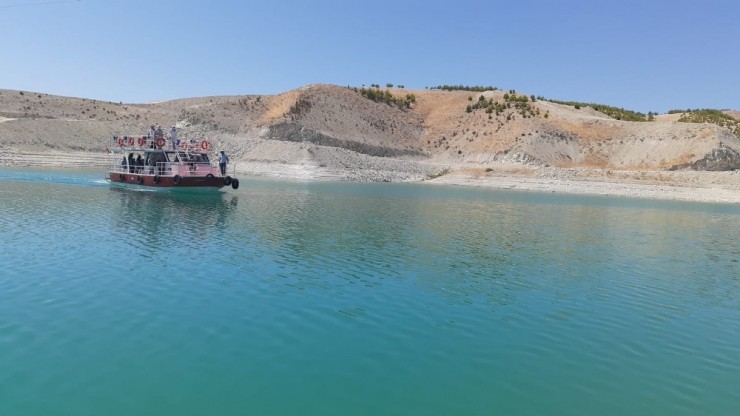 Göreve Başlayan Öğretmenlere Tekneyle Samsat Tanıtıldı