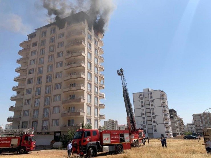 Yangında 3 İtfaiye Eri Dumandan Etkilendi