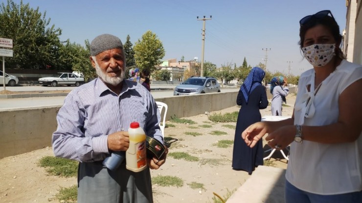 Vatandaşlara Pekmez, Tahin Ve Helva Dağıtıldı