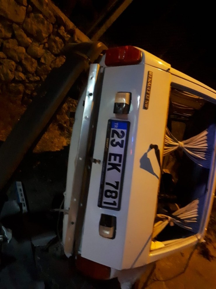 Duvara Çarpan Otomobildeki 4 Kişi Yaralandı