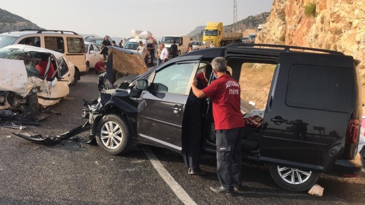 Adıyaman’da 2 Araç Kafa Kafaya Çarpıştı: 8 Yaralı