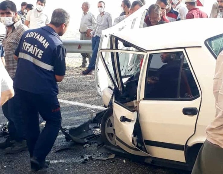 Adıyaman’da 2 Araç Kafa Kafaya Çarpıştı: 8 Yaralı