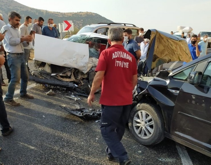 Adıyaman’da 2 Araç Kafa Kafaya Çarpıştı: 8 Yaralı