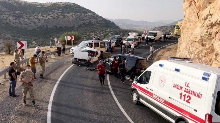 Adıyaman’da 2 Araç Kafa Kafaya Çarpıştı: 8 Yaralı