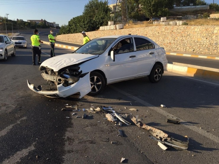 Otomobille Çarpışıp Karşı Şeride Geçti: 3 Yaralı