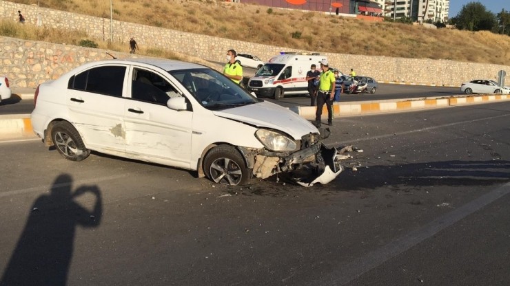 Otomobille Çarpışıp Karşı Şeride Geçti: 3 Yaralı