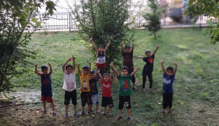 Sıcaktan Bunalan Çocukları Belediye Ekipleri Serinletti