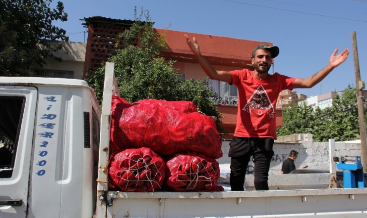 Şarkı Söyleyerek Sokak Sokak Salçalık Biber Satıyor