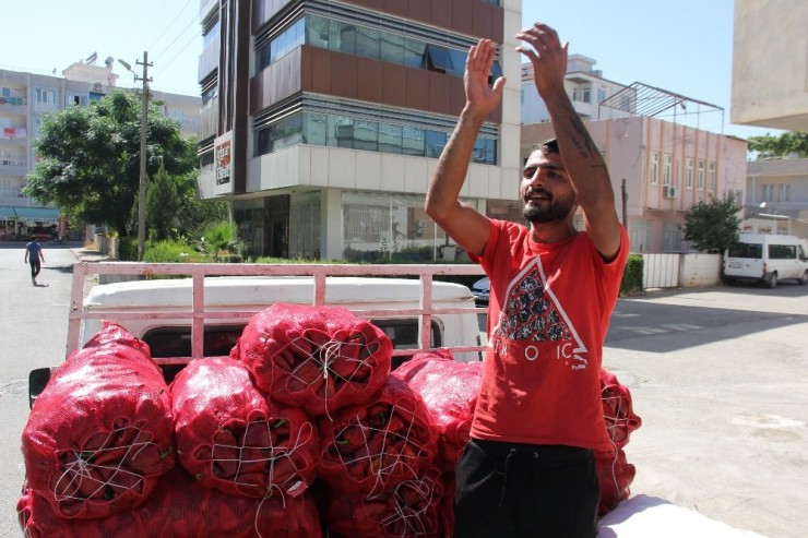 Şarkı Söyleyerek Sokak Sokak Salçalık Biber Satıyor