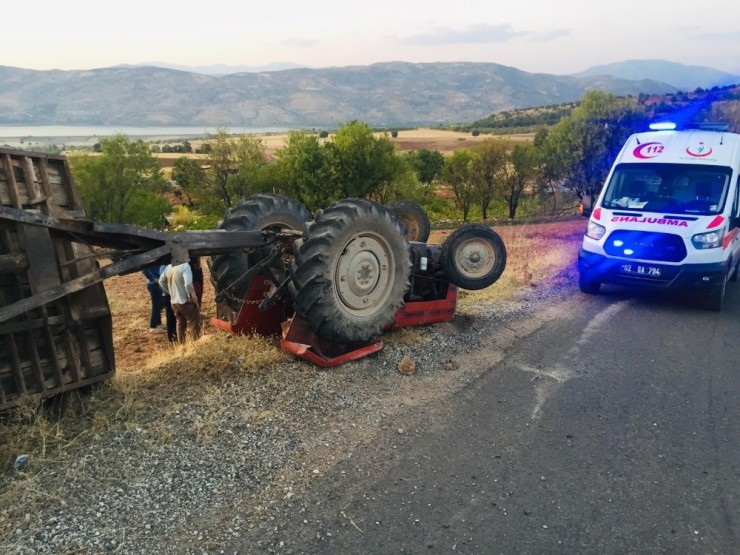 Traktörün Altında Kalan Baba Oğul Ağır Yaralandı