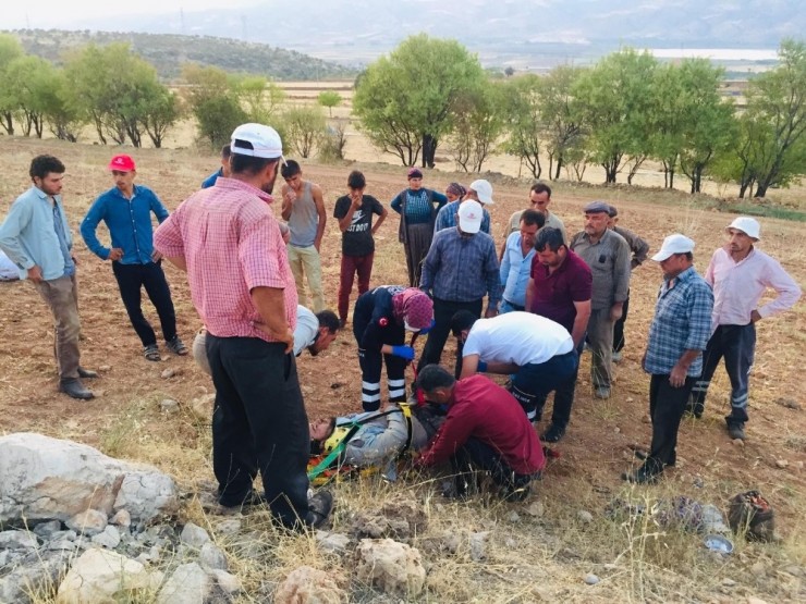 Traktörün Altında Kalan Baba Oğul Ağır Yaralandı