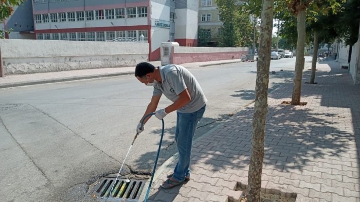 Belediye Ekipleri İlaçlama Çalışmalarına Devam Ediyor