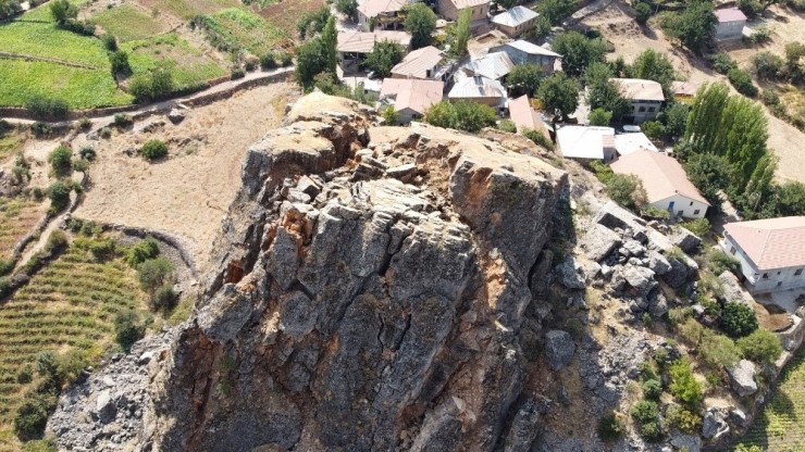 Zemini Kayan Mahalledeki Ağır Hasarlı Evlerde Oturuyorlar