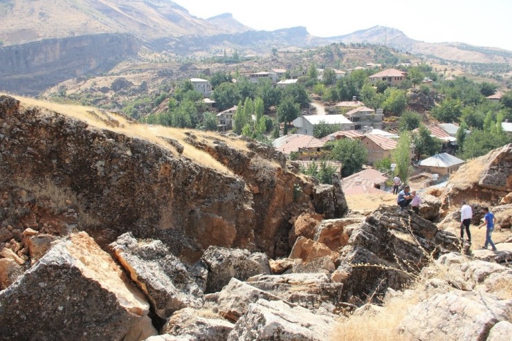 Zemini Kayan Mahalledeki Ağır Hasarlı Evlerde Oturuyorlar