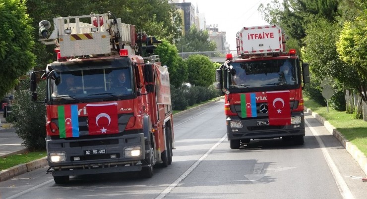 İtfaiye Ekipleri Azerbaycan Bayraklarıyla Şehir Merkezini Gezdi