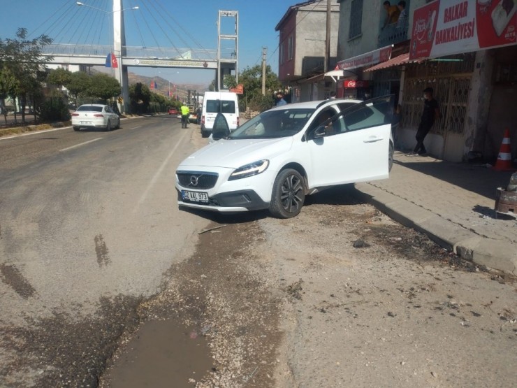 Tır İle Çarpışan Otomobilin Sürücüsü Yaralandı