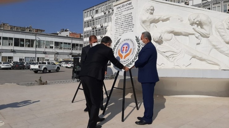 Muhtarlar Çelenk Bıraktı