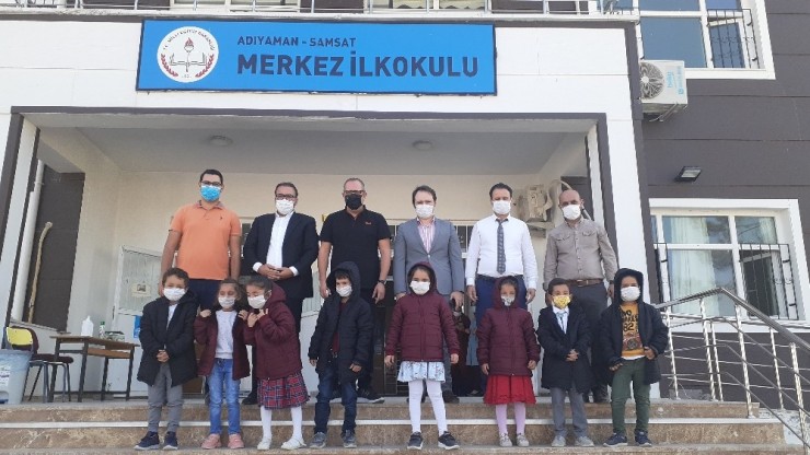 Öğrencilere Ayakkabı Ve Mont Hediye Edildi