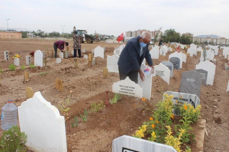 Mezarlıkta Kandil Yoğunluğu