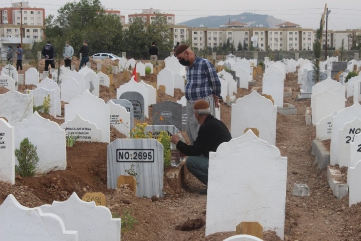 Mezarlıkta Kandil Yoğunluğu