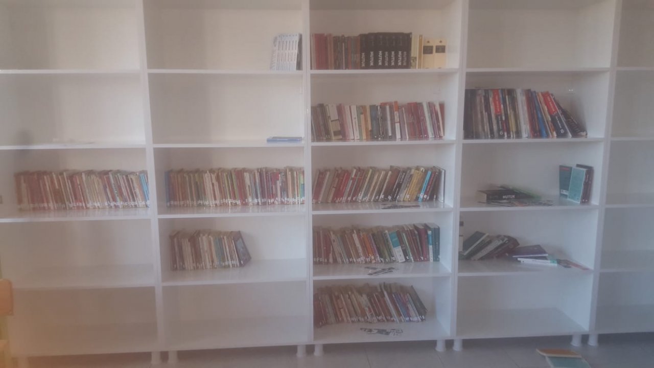 hayirserver-doktorlardan-koy-okuluna-kutuphane-destegi-5.jpeg