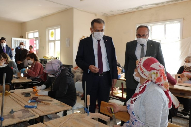 Vali Çuhadar, Tutlu Kadınların Yaptığı Ürünleri İnceledi