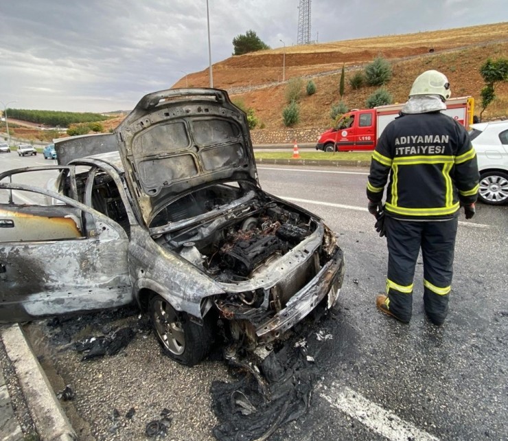 Seyir Halindeki Otomobil Alev Alev Yandı