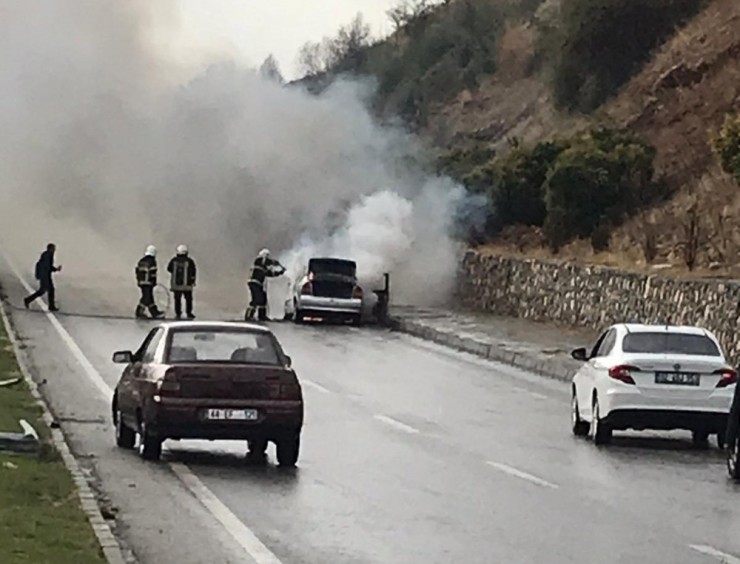 Seyir Halindeki Otomobil Alev Alev Yandı