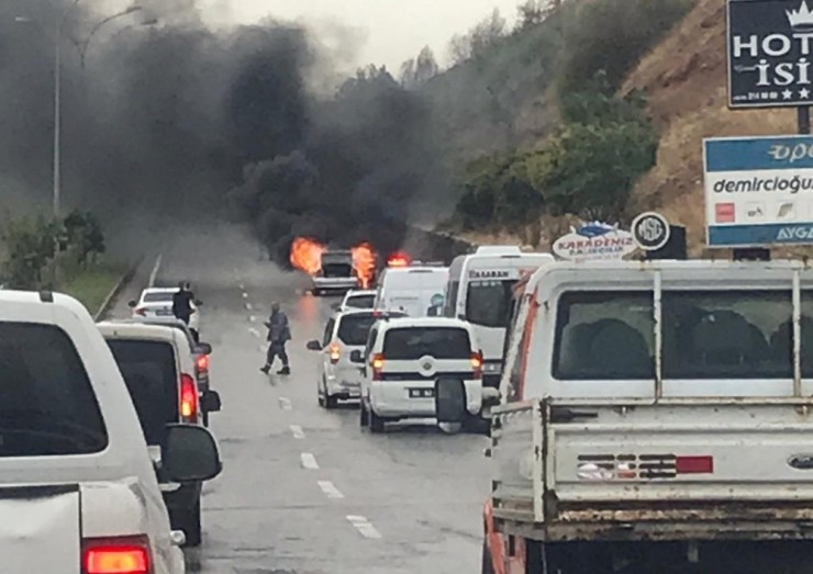 Seyir Halindeki Otomobil Alev Alev Yandı