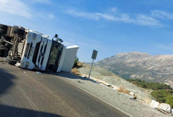 Şeker Pancarı Yüklü Tır Devrildi