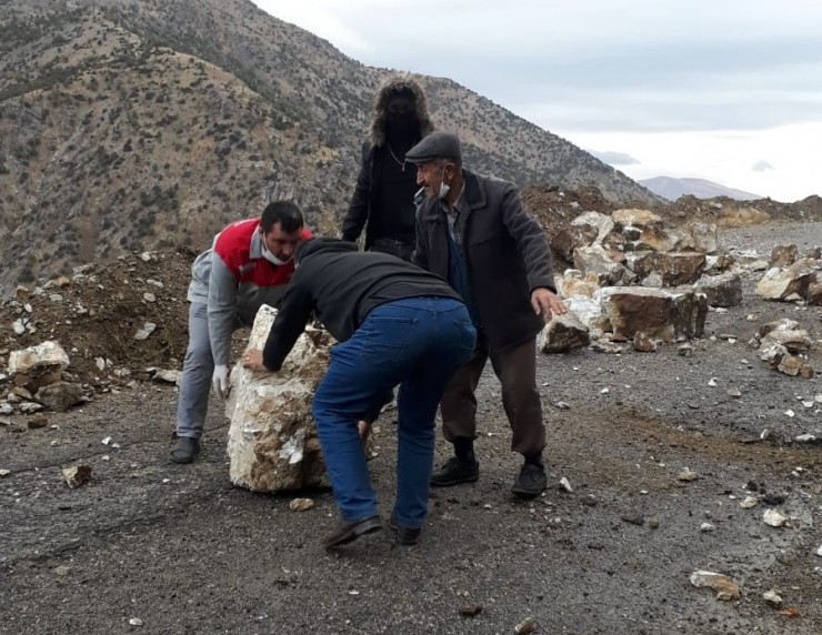 Şiddetli Yağış Kaya Parçalarını Kopardı