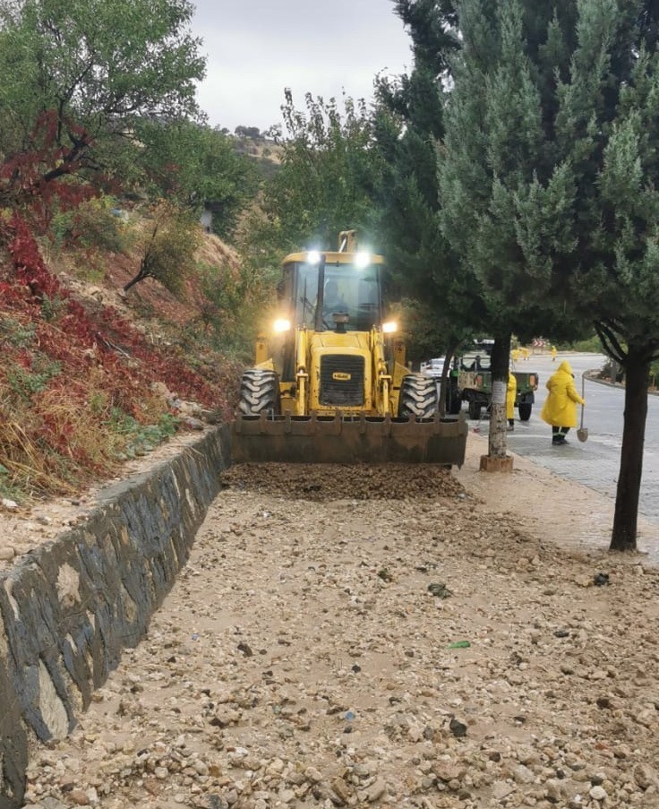 Besni Ekipleri Yağıştan Etkilenen Alanlarda Çalışma Yaptı