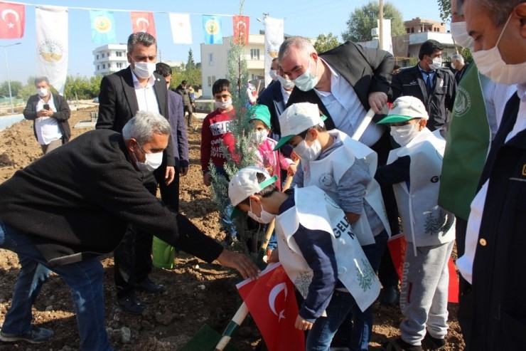 Kahta Belediyesinden Ağaç Dikme Etkinliği